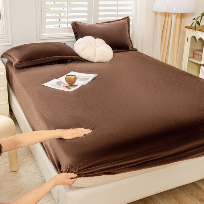 91家纺网 家纺一手货源 找家纺 富馨莱 2025新款牛奶绒印花床笠240克面料支持一件定制尺寸 绒摩卡色