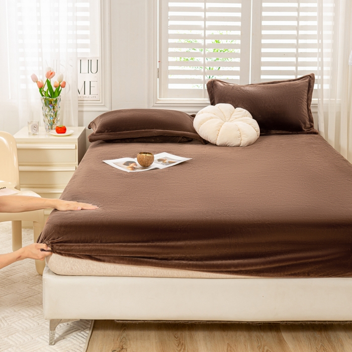 91家纺网 家纺一手货源 找家纺 富馨莱 2025新款牛奶绒印花床笠240克面料支持一件定制尺寸 绒摩卡色