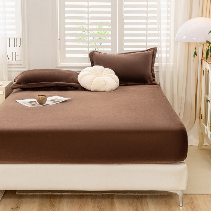 91家纺网 家纺一手货源 找家纺 富馨莱 2025新款牛奶绒印花床笠240克面料支持一件定制尺寸 绒摩卡色