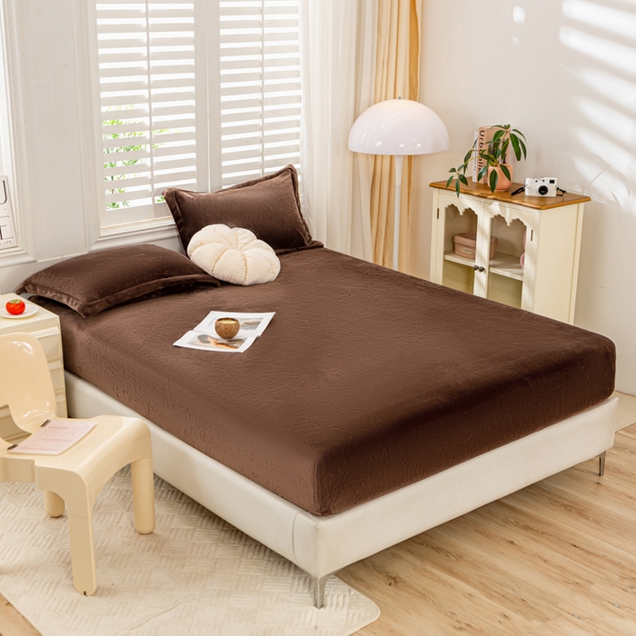 91家纺网 家纺一手货源 找家纺 富馨莱 2025新款牛奶绒印花床笠240克面料支持一件定制尺寸 绒摩卡色