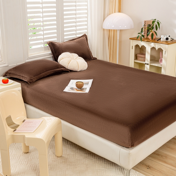 91家纺网 家纺一手货源 找家纺 富馨莱 2025新款牛奶绒印花床笠240克面料支持一件定制尺寸 绒摩卡色