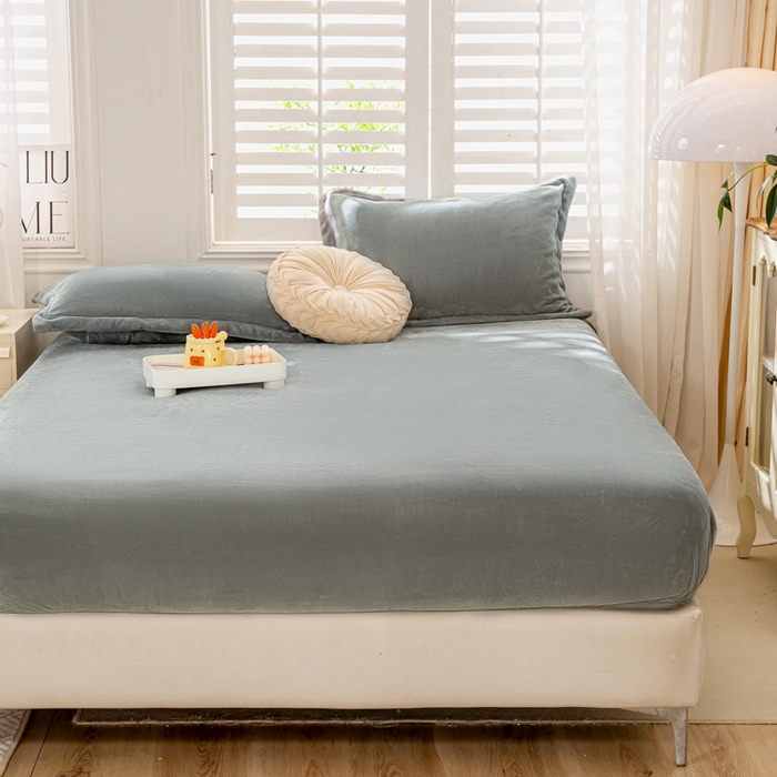 91家纺网 家纺一手货源 找家纺 富馨莱 2025新款牛奶绒印花床笠240克面料支持一件定制尺寸 绒浅灰