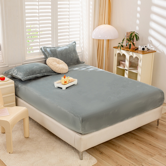 91家纺网 家纺一手货源 找家纺 富馨莱 2025新款牛奶绒印花床笠240克面料支持一件定制尺寸 绒浅灰