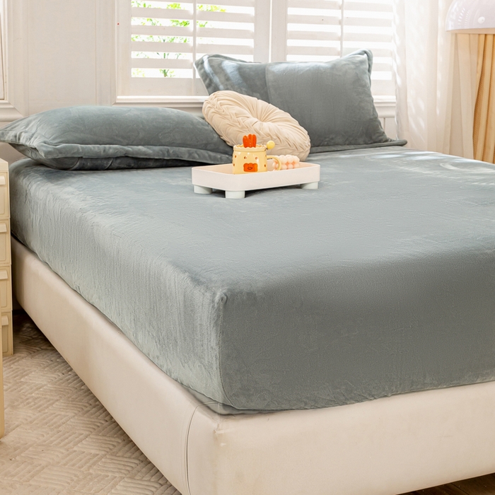 91家纺网 家纺一手货源 找家纺 富馨莱 2025新款牛奶绒印花床笠240克面料支持一件定制尺寸 绒浅灰