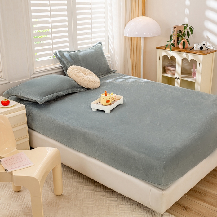 91家纺网 家纺一手货源 找家纺 富馨莱 2025新款牛奶绒印花床笠240克面料支持一件定制尺寸 绒浅灰