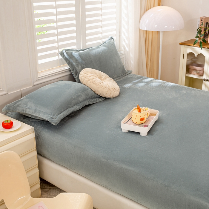 91家纺网 家纺一手货源 找家纺 富馨莱 2025新款牛奶绒印花床笠240克面料支持一件定制尺寸 绒浅灰