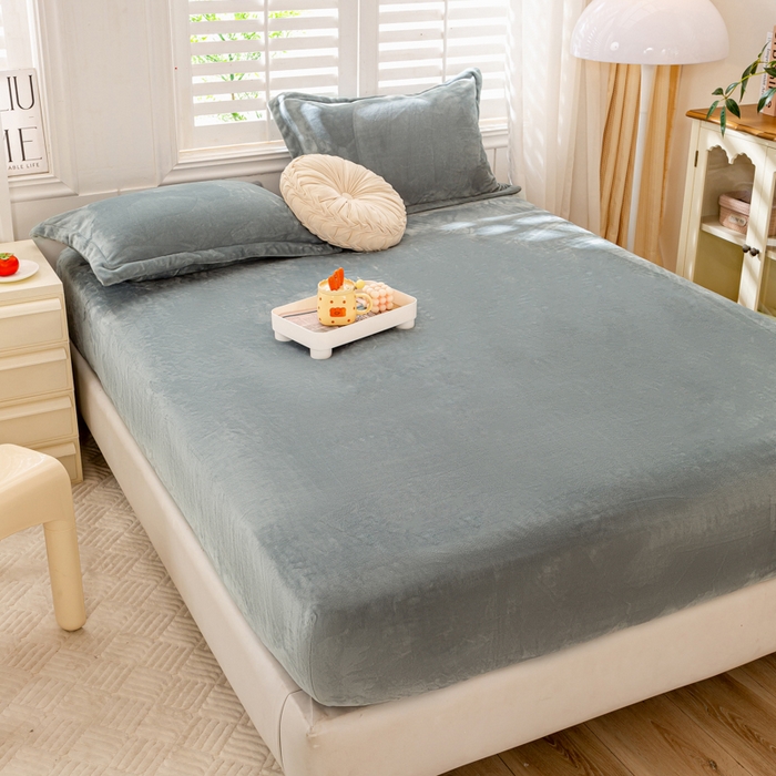 91家纺网 家纺一手货源 找家纺 富馨莱 2025新款牛奶绒印花床笠240克面料支持一件定制尺寸 绒浅灰