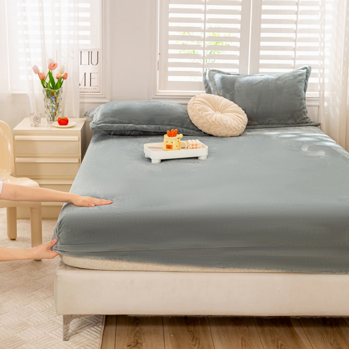 91家纺网 家纺一手货源 找家纺 富馨莱 2025新款牛奶绒印花床笠240克面料支持一件定制尺寸 绒浅灰