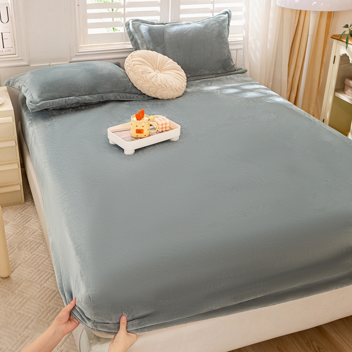 91家纺网 家纺一手货源 找家纺 富馨莱 2025新款牛奶绒印花床笠240克面料支持一件定制尺寸 绒浅灰