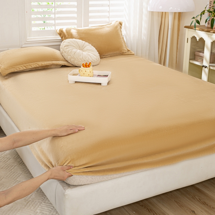 91家纺网 家纺一手货源 找家纺 富馨莱 2025新款牛奶绒印花床笠240克面料支持一件定制尺寸 绒香槟金