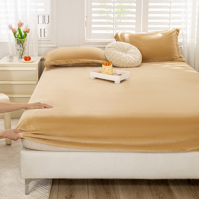 91家纺网 家纺一手货源 找家纺 富馨莱 2025新款牛奶绒印花床笠240克面料支持一件定制尺寸 绒香槟金