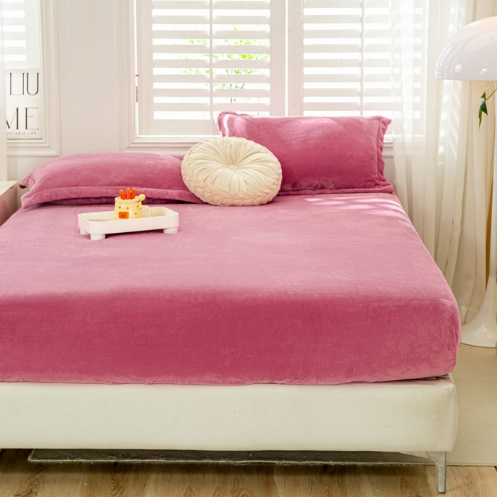 91家纺网 家纺一手货源 找家纺 富馨莱 2025新款牛奶绒印花床笠240克面料支持一件定制尺寸 绒胭脂红