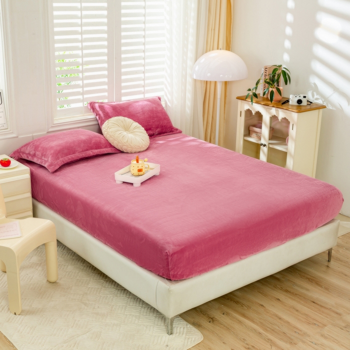 91家纺网 家纺一手货源 找家纺 富馨莱 2025新款牛奶绒印花床笠240克面料支持一件定制尺寸 绒胭脂红