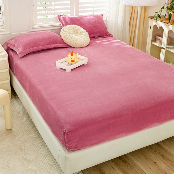 91家纺网 家纺一手货源 找家纺 富馨莱 2025新款牛奶绒印花床笠240克面料支持一件定制尺寸 绒胭脂红