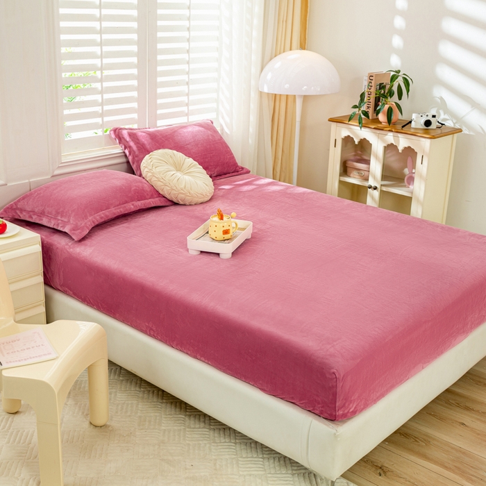 91家纺网 家纺一手货源 找家纺 富馨莱 2025新款牛奶绒印花床笠240克面料支持一件定制尺寸 绒胭脂红