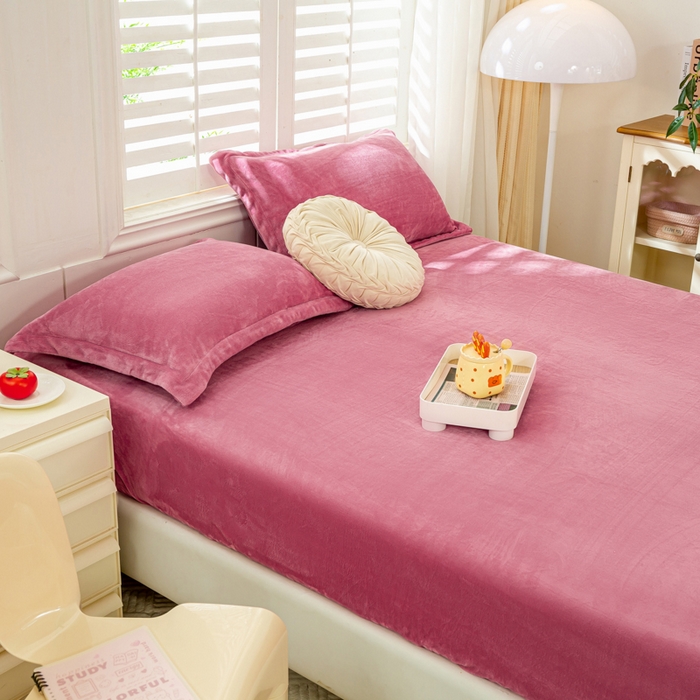 91家纺网 家纺一手货源 找家纺 富馨莱 2025新款牛奶绒印花床笠240克面料支持一件定制尺寸 绒胭脂红