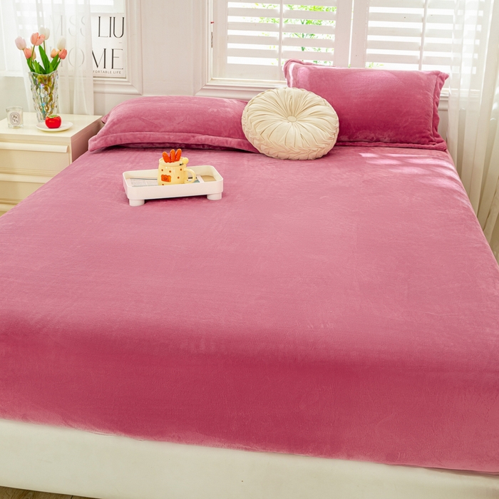 91家纺网 家纺一手货源 找家纺 富馨莱 2025新款牛奶绒印花床笠240克面料支持一件定制尺寸 绒胭脂红