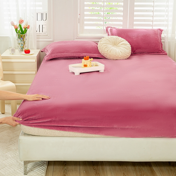 91家纺网 家纺一手货源 找家纺 富馨莱 2025新款牛奶绒印花床笠240克面料支持一件定制尺寸 绒胭脂红