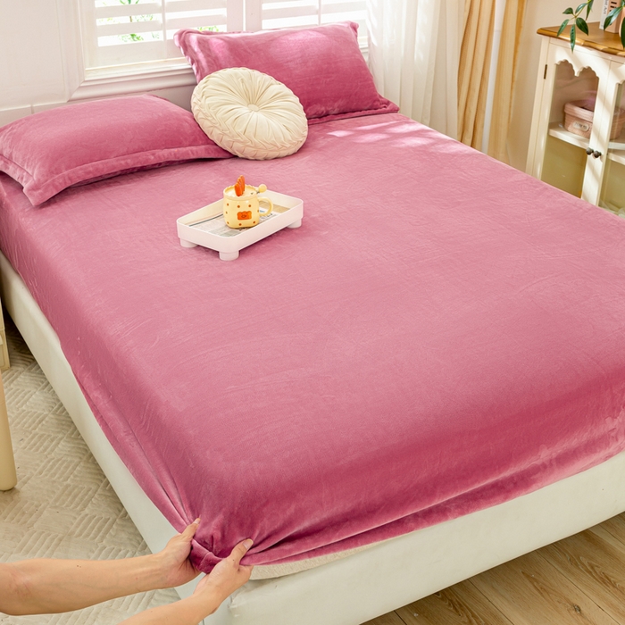 91家纺网 家纺一手货源 找家纺 富馨莱 2025新款牛奶绒印花床笠240克面料支持一件定制尺寸 绒胭脂红