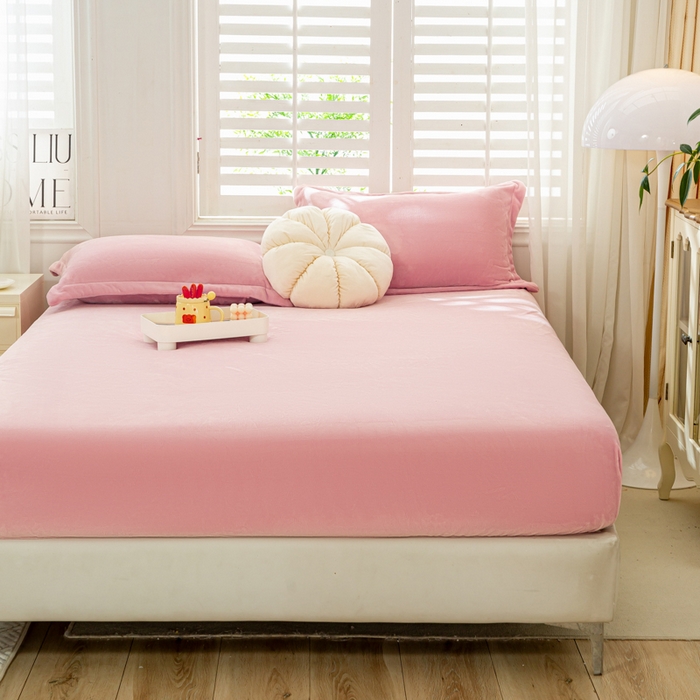 91家纺网 家纺一手货源 找家纺 富馨莱 2025新款牛奶绒印花床笠240克面料支持一件定制尺寸 绒樱花粉