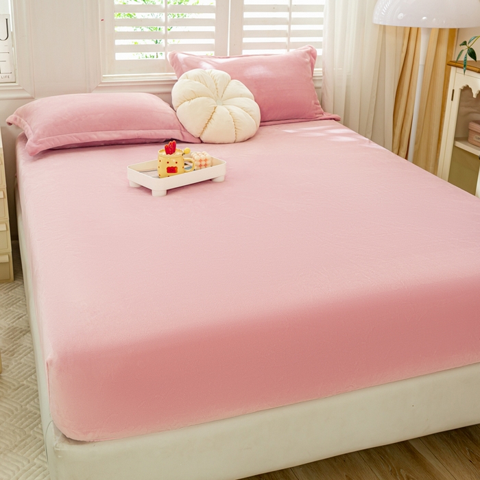 91家纺网 家纺一手货源 找家纺 富馨莱 2025新款牛奶绒印花床笠240克面料支持一件定制尺寸 绒樱花粉