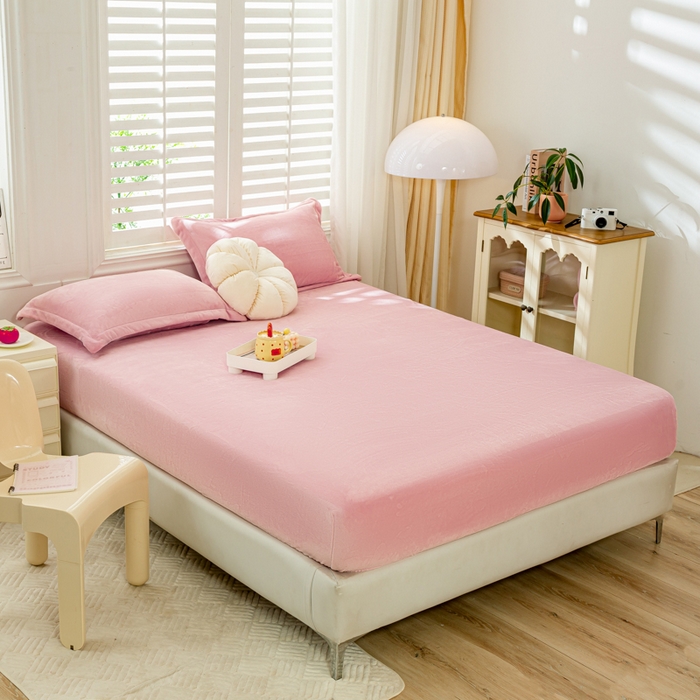 91家纺网 家纺一手货源 找家纺 富馨莱 2025新款牛奶绒印花床笠240克面料支持一件定制尺寸 绒樱花粉