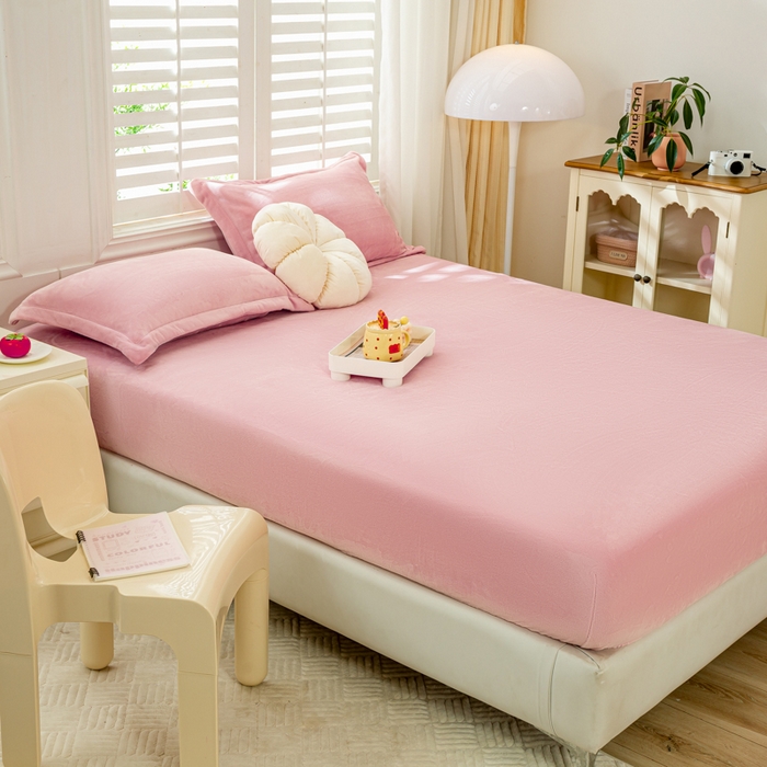 91家纺网 家纺一手货源 找家纺 富馨莱 2025新款牛奶绒印花床笠240克面料支持一件定制尺寸 绒樱花粉