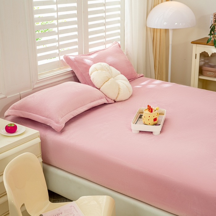 91家纺网 家纺一手货源 找家纺 富馨莱 2025新款牛奶绒印花床笠240克面料支持一件定制尺寸 绒樱花粉