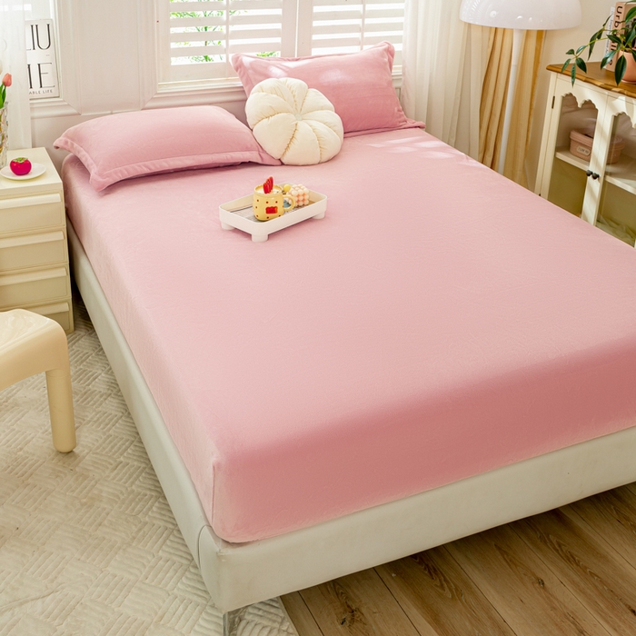 91家纺网 家纺一手货源 找家纺 富馨莱 2025新款牛奶绒印花床笠240克面料支持一件定制尺寸 绒樱花粉