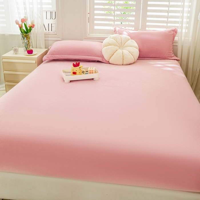 91家纺网 家纺一手货源 找家纺 富馨莱 2025新款牛奶绒印花床笠240克面料支持一件定制尺寸 绒樱花粉