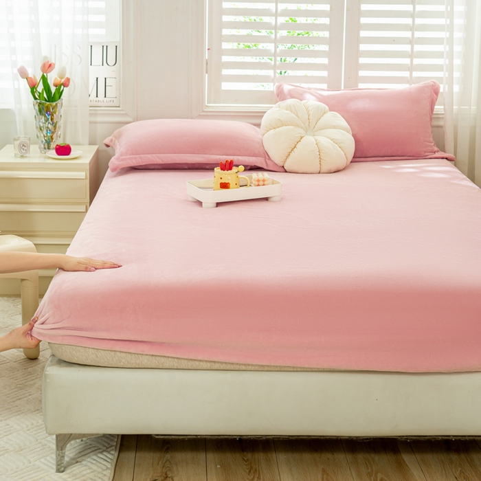 91家纺网 家纺一手货源 找家纺 富馨莱 2025新款牛奶绒印花床笠240克面料支持一件定制尺寸 绒樱花粉