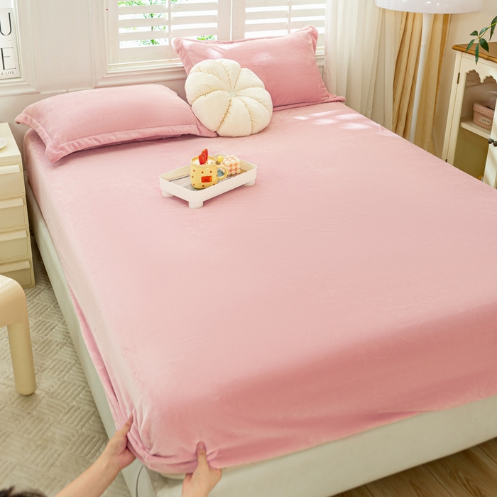 91家纺网 家纺一手货源 找家纺 富馨莱 2025新款牛奶绒印花床笠240克面料支持一件定制尺寸 绒樱花粉