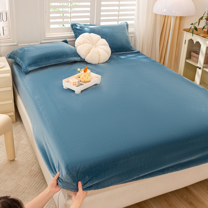 91家纺网 家纺一手货源 找家纺 富馨莱 2025新款牛奶绒印花床笠240克面料支持一件定制尺寸 绒月亮蓝