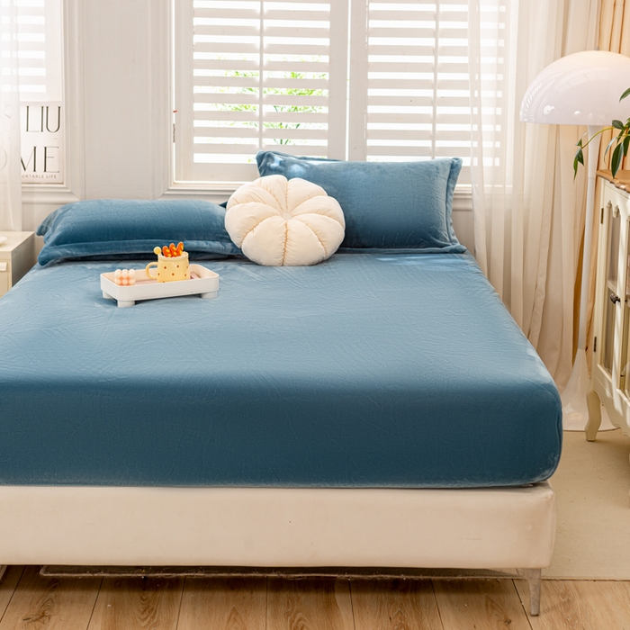 91家纺网 家纺一手货源 找家纺 富馨莱 2025新款牛奶绒印花床笠240克面料支持一件定制尺寸 绒月亮蓝