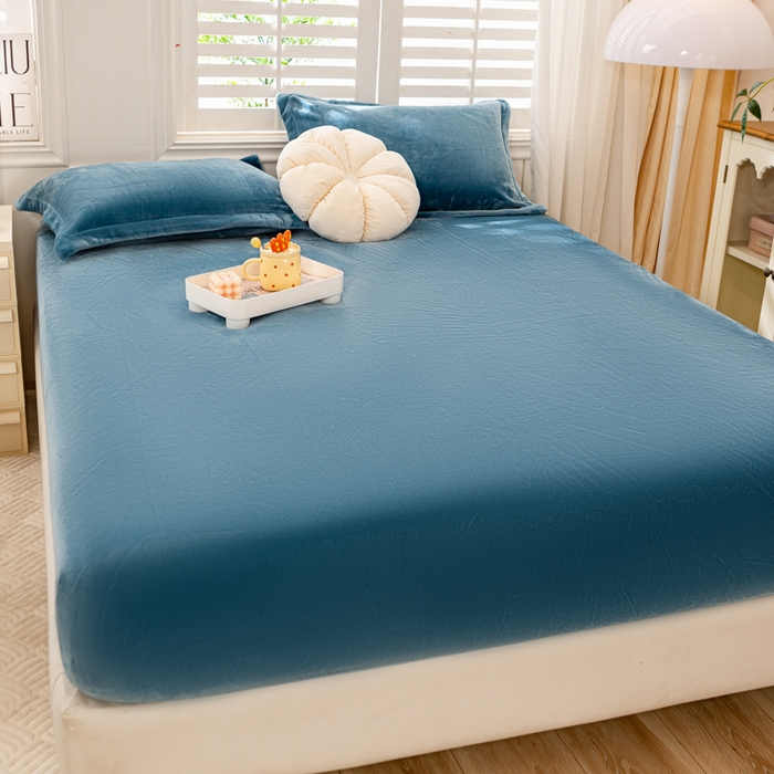 91家纺网 家纺一手货源 找家纺 富馨莱 2025新款牛奶绒印花床笠240克面料支持一件定制尺寸 绒月亮蓝