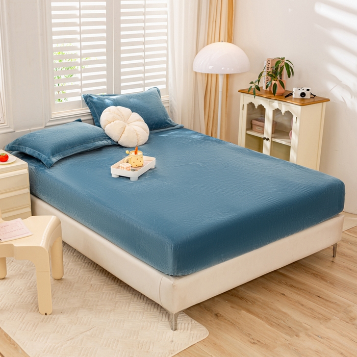 91家纺网 家纺一手货源 找家纺 富馨莱 2025新款牛奶绒印花床笠240克面料支持一件定制尺寸 绒月亮蓝