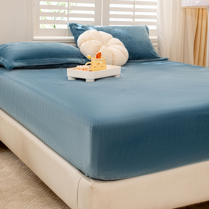 91家纺网 家纺一手货源 找家纺 富馨莱 2025新款牛奶绒印花床笠240克面料支持一件定制尺寸 绒月亮蓝