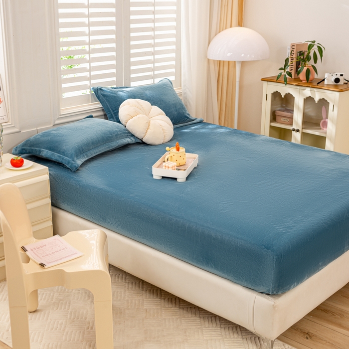 91家纺网 家纺一手货源 找家纺 富馨莱 2025新款牛奶绒印花床笠240克面料支持一件定制尺寸 绒月亮蓝