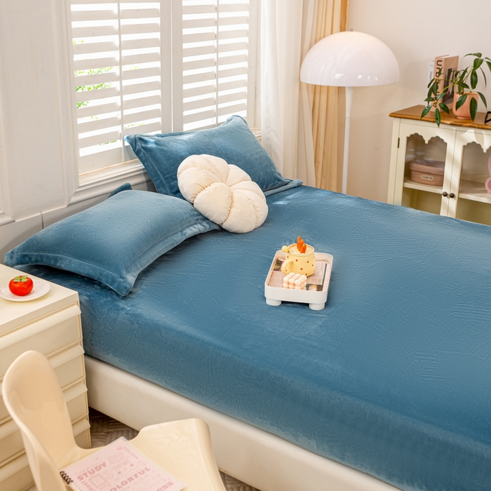 91家纺网 家纺一手货源 找家纺 富馨莱 2025新款牛奶绒印花床笠240克面料支持一件定制尺寸 绒月亮蓝