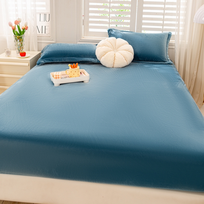 91家纺网 家纺一手货源 找家纺 富馨莱 2025新款牛奶绒印花床笠240克面料支持一件定制尺寸 绒月亮蓝