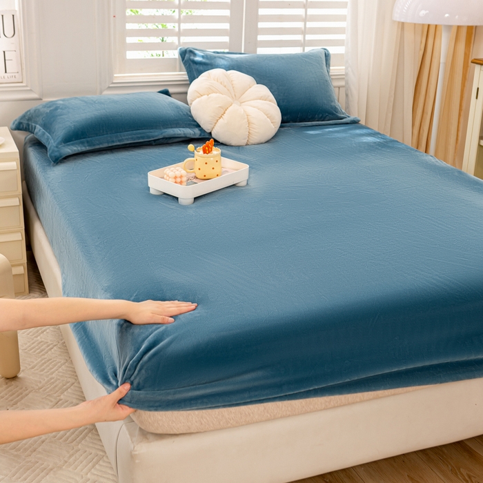 91家纺网 家纺一手货源 找家纺 富馨莱 2025新款牛奶绒印花床笠240克面料支持一件定制尺寸 绒月亮蓝