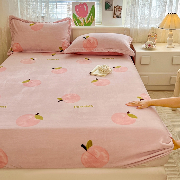 91家纺网 家纺一手货源 找家纺 富馨莱 2025新款牛奶绒印花床笠240克面料支持一件定制尺寸 水蜜桃