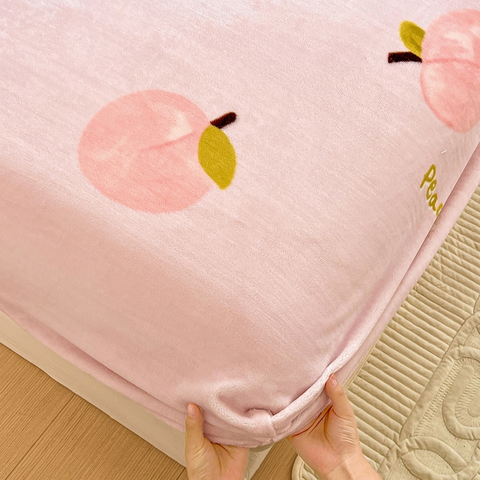 91家纺网 家纺一手货源 找家纺 富馨莱 2025新款牛奶绒印花床笠240克面料支持一件定制尺寸 水蜜桃