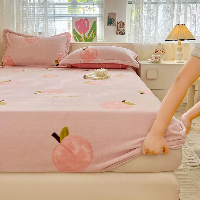 91家纺网 家纺一手货源 找家纺 富馨莱 2025新款牛奶绒印花床笠240克面料支持一件定制尺寸 水蜜桃