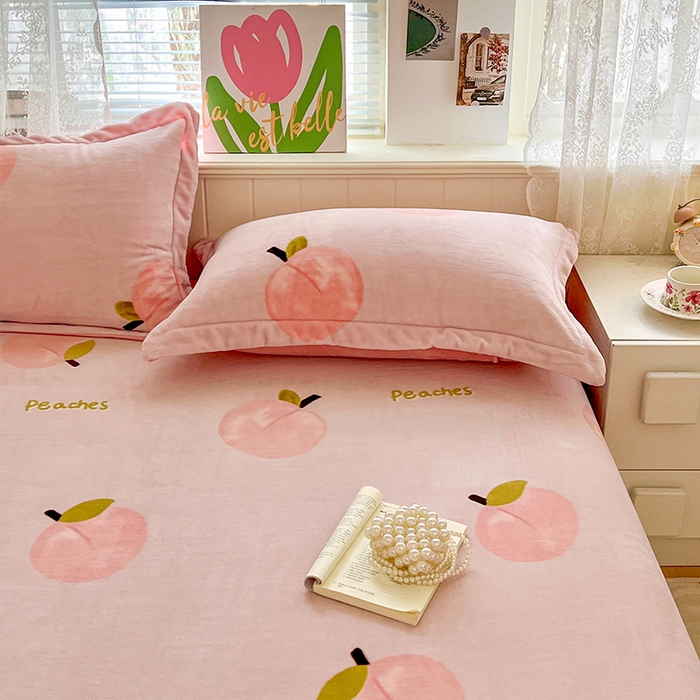 91家纺网 家纺一手货源 找家纺 富馨莱 2025新款牛奶绒印花床笠240克面料支持一件定制尺寸 水蜜桃