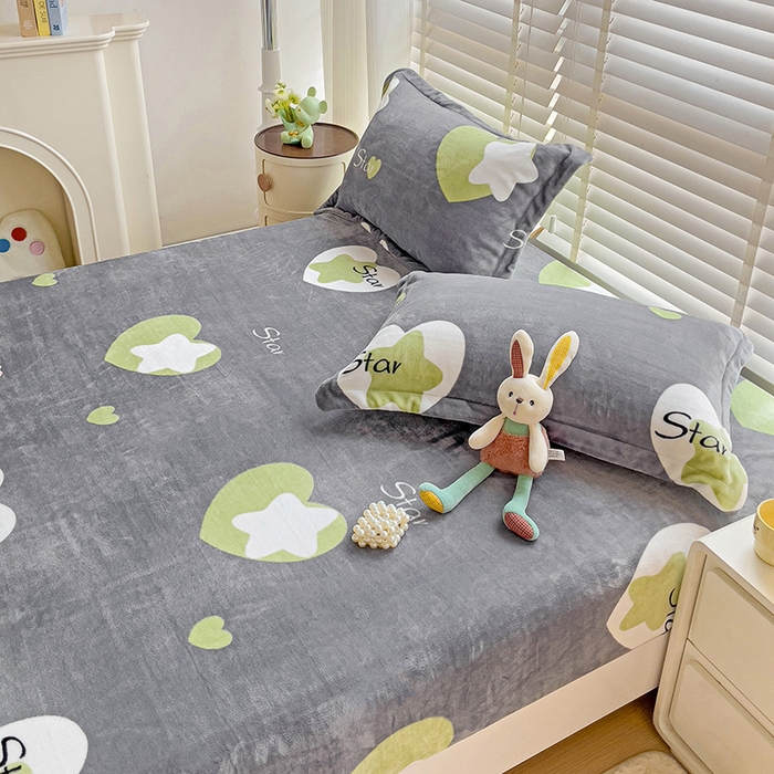 91家纺网 家纺一手货源 找家纺 富馨莱 2025新款牛奶绒印花床笠240克面料支持一件定制尺寸 心星相印