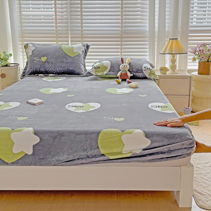 91家纺网 家纺一手货源 找家纺 富馨莱 2025新款牛奶绒印花床笠240克面料支持一件定制尺寸 心星相印