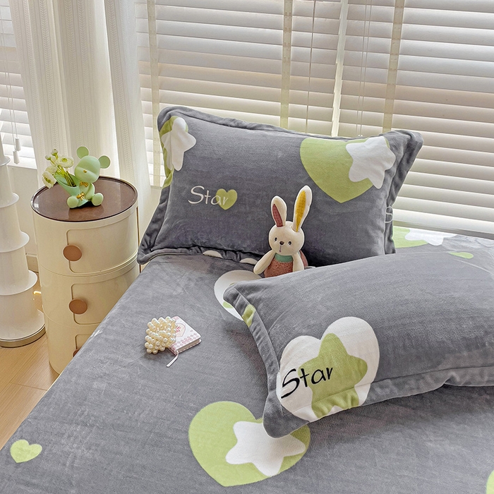 91家纺网 家纺一手货源 找家纺 富馨莱 2025新款牛奶绒印花床笠240克面料支持一件定制尺寸 心星相印