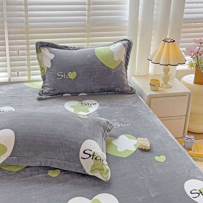 91家纺网 家纺一手货源 找家纺 富馨莱 2025新款牛奶绒印花床笠240克面料支持一件定制尺寸 心星相印