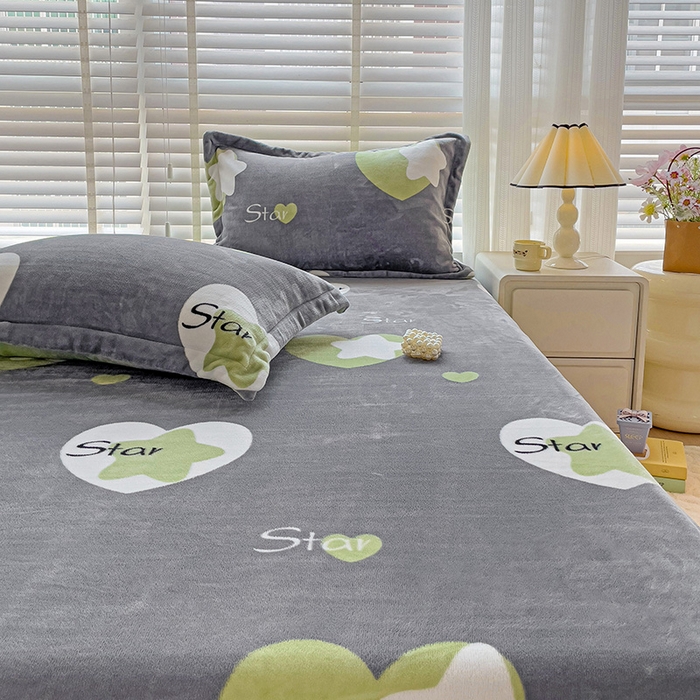 91家纺网 家纺一手货源 找家纺 富馨莱 2025新款牛奶绒印花床笠240克面料支持一件定制尺寸 心星相印